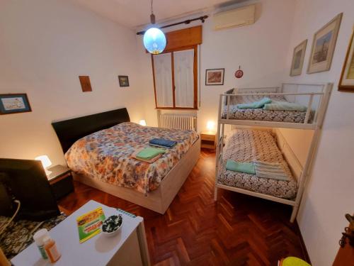 1 queen bed, 2 bunk beds