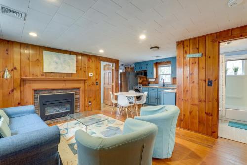 Yarmouth Vacation Rental with Deck Near Swan Pond! in Yarmouth, Vereinigte Staaten von Amerika