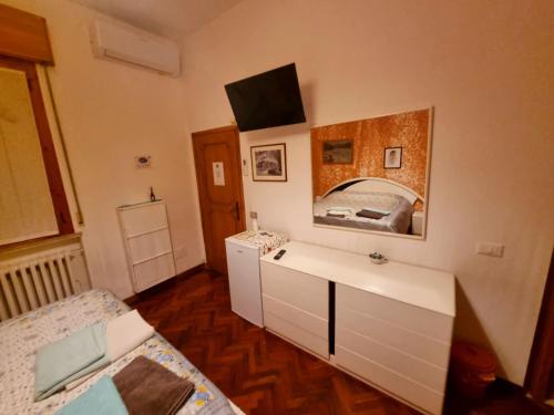 1 queen bed, 2 bunk beds
