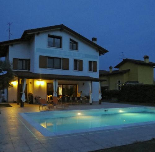 Stanza privata vicino al Lago di Garda in villa con piscina
