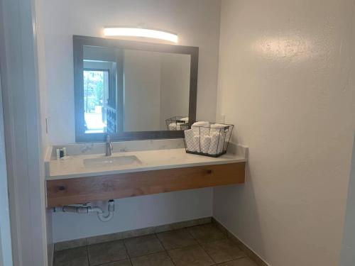 Bathroom, Hanging Lake Inn in Glenwood Springs (CO)
