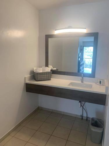 Bathroom, Hanging Lake Inn in Glenwood Springs