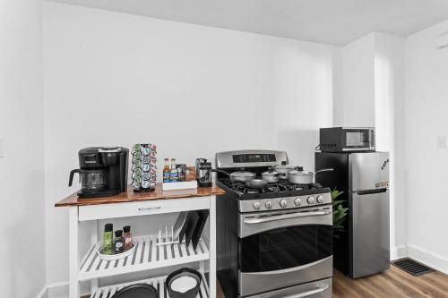 Comfy Indy Home NearButler-PetsOK-ConventionCTR10m near Crown Hill Temető