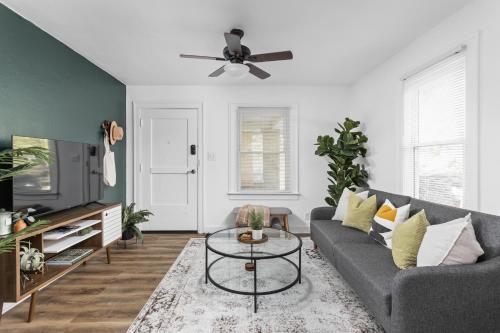 Comfy Indy Home NearButler-PetsOK-ConventionCTR10m near Crown Hill Temető