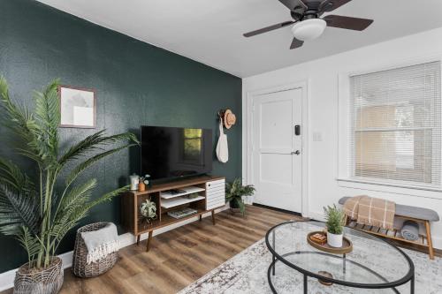 Comfy Indy Home NearButler-PetsOK-ConventionCTR10m near Crown Hill Temető