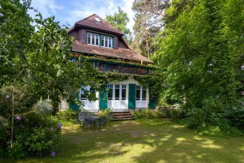 Strandvilla Hubertus Boltenhagen - H7 - Ferienwohnung Maisonette Apartment Kandinsky mit seitlichem Meerblick Parkplatz WLAN voll ausgestattete Küche Garten Grillplatz Waldbaden Familie Südlage in Boltenhagen, Deutschland