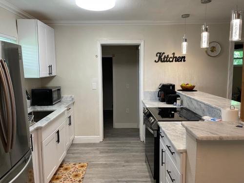 Cozy holiday Home near all things Tampa Bay! in Thonotosassa