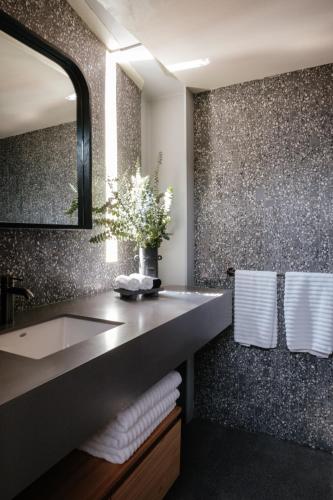 447940550 Colima 71 Art - Community - Hotel