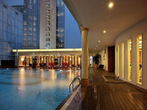 游泳池, 珠海來魅力假日酒店 (Zhuhai Charming Holiday Hotel) in 珠海