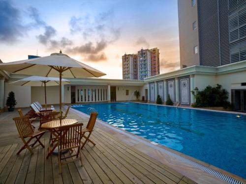 游泳池, 珠海來魅力假日酒店 (Zhuhai Charming Holiday Hotel) in 珠海
