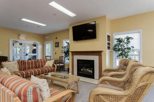 Wells Cottage with Resort Amenities - 1 Mile to Beach!