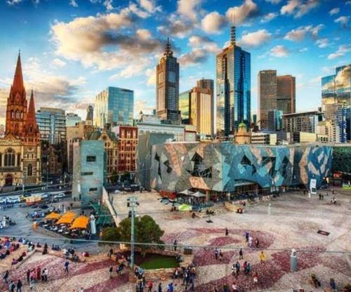 Central Located 4BR Home with Rumpus & King Bed in the Heart of Melbourne