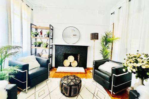 Central Located 4BR Home with Rumpus & King Bed in the Heart of Melbourne
