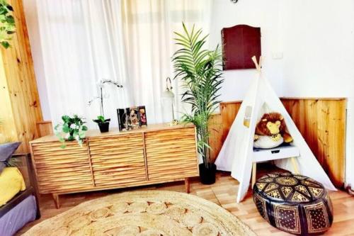 Central Located 4BR Home with Rumpus & King Bed in the Heart of Melbourne