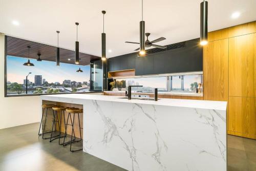 'The Glass House' Luxury Residence - Darwin City
