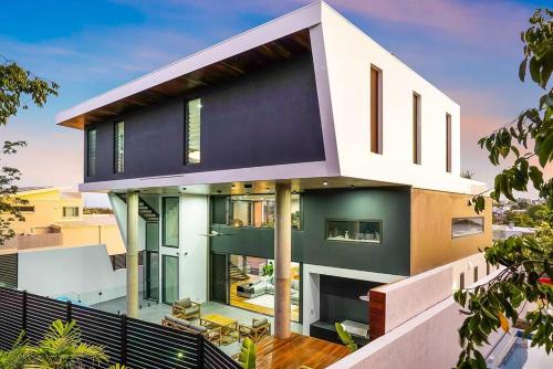 'The Glass House' Luxury Residence - Darwin City