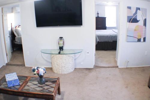 California Ave - 2 BR - Home Away from Home!