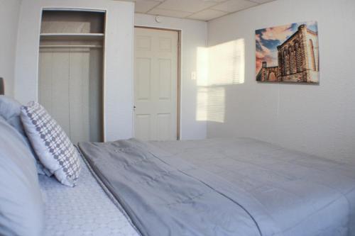 California Ave - 2 BR - Home Away from Home! in Pittsburgh, USA