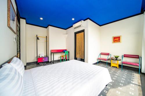 Double Room with Balcony image 10