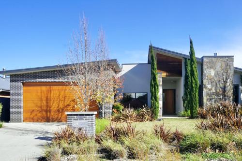 Pinecone Lodge - Luxury 4BR Home l EV Charger l Fire Pit l WiFi l BBQ l 4 Car Garage, Jindabyne (fotografie 9)