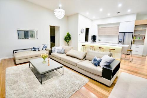 Pinecone Lodge - Luxury 4BR Home l EV Charger l Fire Pit l WiFi l BBQ l 4 Car Garage, Jindabyne (fotografie 2)