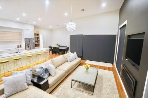 Pinecone Lodge - Luxury 4BR Home l EV Charger l Fire Pit l WiFi l BBQ l 4 Car Garage, Jindabyne (fotografie 8)