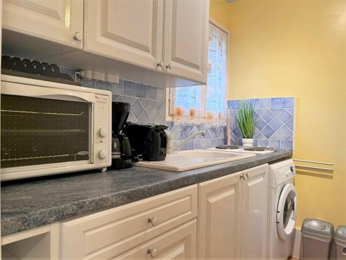 Studio à Bormes-les-Mimosas avec Terrasse, Piscine et Parking à Proximité de la Plage - FR-1-251-494 (Studio a Bormes-les-Mimosas avec Terrasse, Piscine et Parking a Proximite de la Plage - FR-1-251-494) in บองเมอ เลส โมซาส