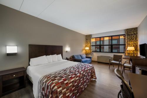 Gateway Inn Room Type - King Studio with Sofa Bed - Non-Smoking