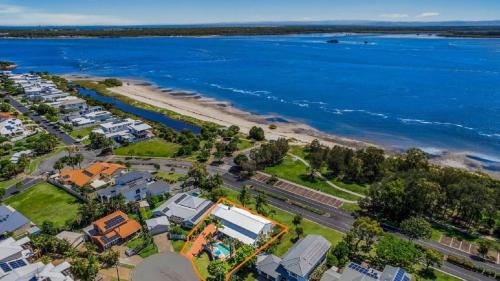 B&B Banksia Beach - The Barefoot Bungalow - Beachfront House With Pool - Bed and Breakfast Banksia Beach