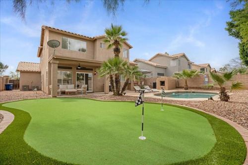 Relaxing Family Oasis w/Heated Pool, Putting Green