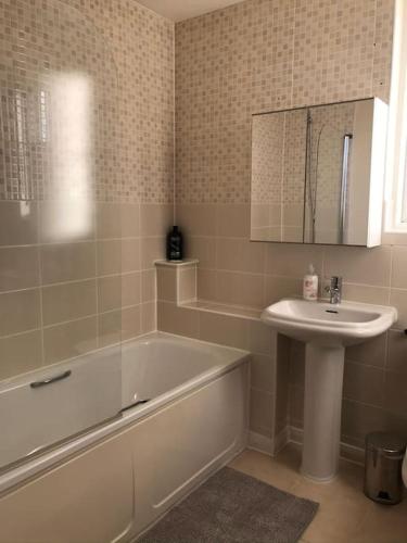 Great House + air conditioning + free car parking, Manchester (photo 10)
