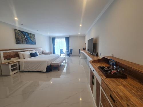 Double Room with Garden View image 10
