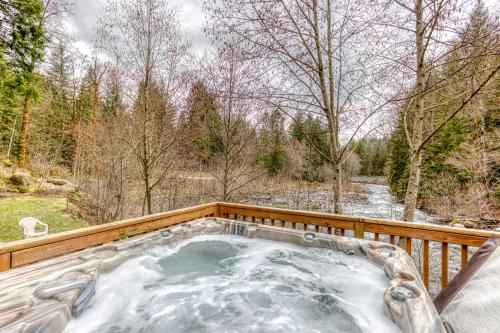 Riverbend Cabin #2 with Private hot tub - close to ski slopes - Rhododendron