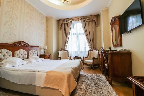 Astoria Grand Hotel - image 2