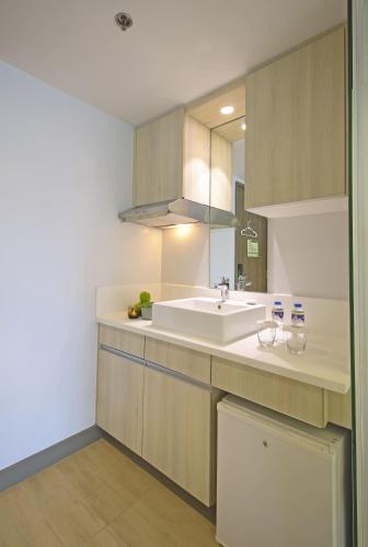 Bathroom, The Mini Suites at Eton Tower Makati in Manila