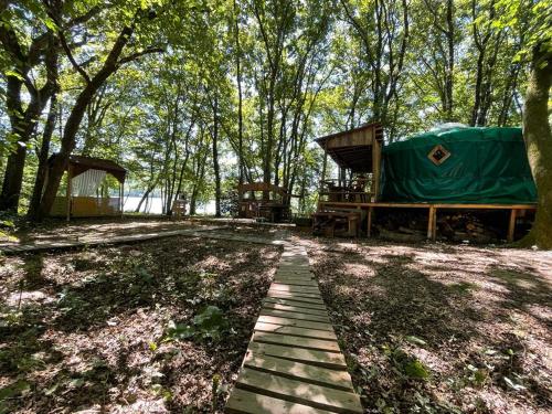 Hebergement insolite, Location Yourte au bord du lac de mielan