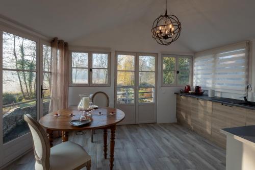 Konyha, CHARME AU FIL DE L'EAU in Verdelot