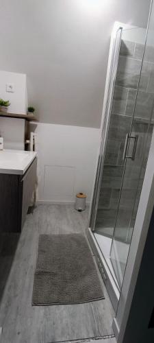 Agréable chambre double avec salle d'eau privative (Agreable chambre double avec salle d'eau privative) in Fresneaux-Montchevreuil