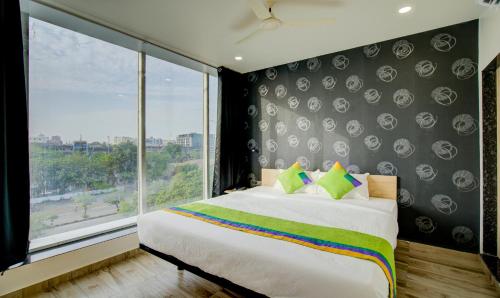 Treebo Grand Lotus - 3 km from Textile Market, Súrat