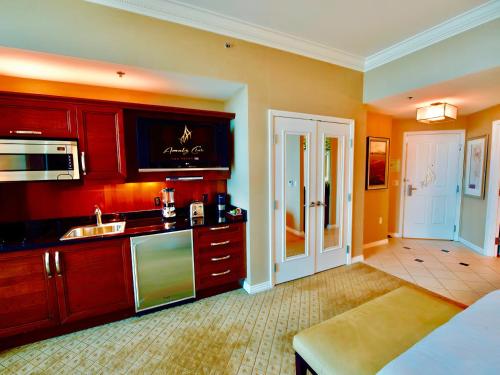 Amalz 2 Bedroom 3 Bathroom Balcony Suites at Mgm Signature !, Las Vegas (photo 8)