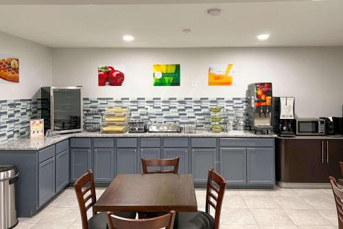 Quality Inn & Suites Columbus West - 식음료(F&B)