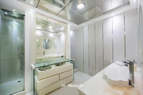 Manzil - Ultra Luxury 6BR Signature Villa with Pool Theatre and Beach Access in Palm Jumeirah - image 11