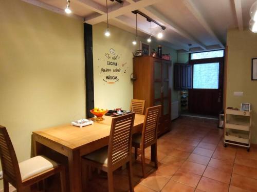 Casa Maitri- con piraguas junto a la ría (Casa Maitri- con piraguas junto a la ria) in Limpias