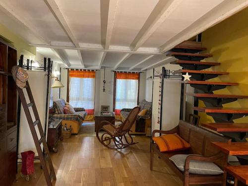 Casa Maitri- con piraguas junto a la ría (Casa Maitri- con piraguas junto a la ria) in Limpias