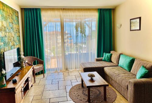 Royal Apartment Sea view by Kaliakria in คาวาร์นา