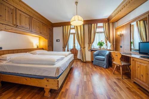 弗朗切斯基公園酒店 (Franceschi Park Hotel) in 科爾蒂納丹佩佐市中心