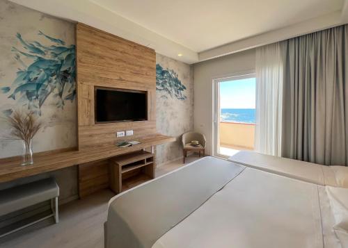 Triple Room with Sea View and Beach Access