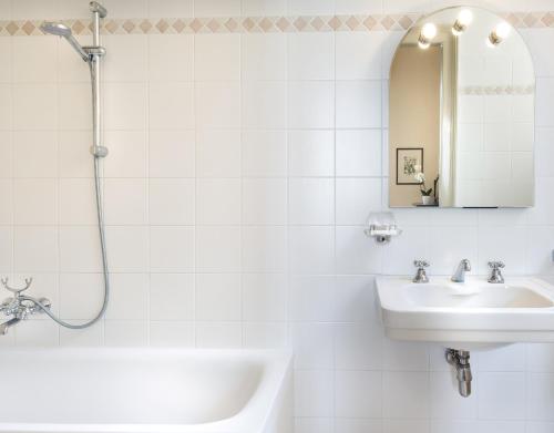 Double or Twin Room image 3