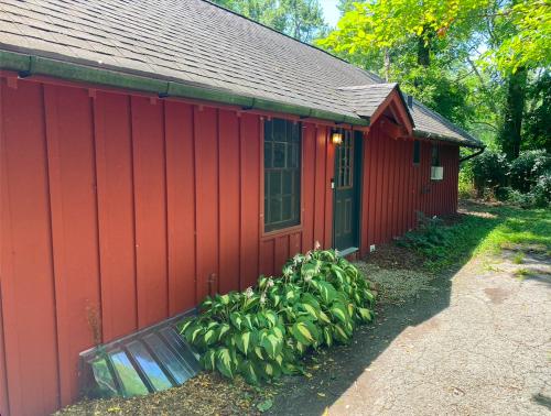 Retro Ypsilanti Cottage - Peloton & Vintage Vibes