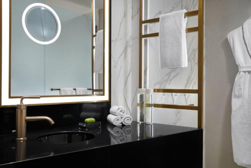 Deluxe Double or Twin Room image 1